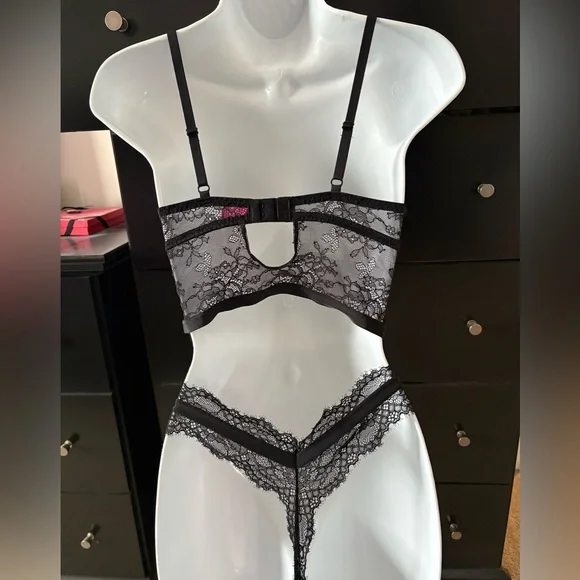 La SENZA Red and Black Lace Longline Bra & Thong Set - Picture 2 of 8